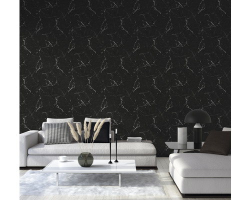 Wohnzimmer mit schwarzer Marmortapete