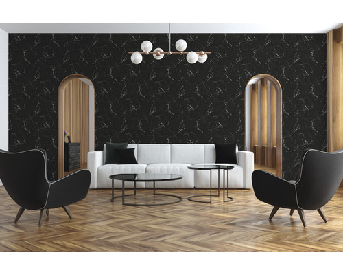 Wohnzimmer mit schwarzer Marmortapete, Sofa und Sesseln