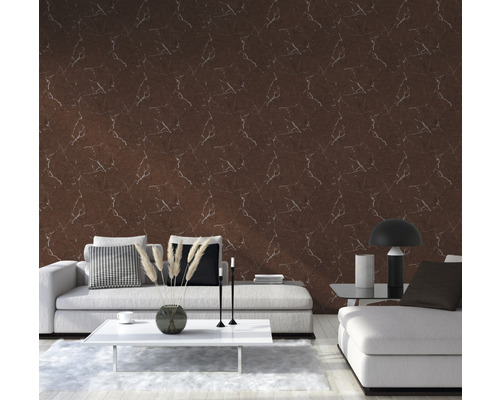 Wohnzimmer mit brauner Marmortapete, Sofa und Tisch.