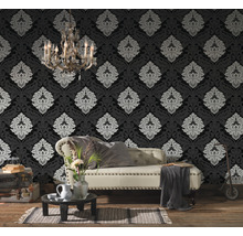 Dekoratives Interieur mit gemusterter Tapete, Couch und Kronleuchter