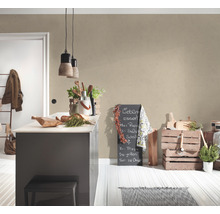 Cuisine lumineuse avec îlot de cuisine, tableau noir et caisses en bois comme décoration