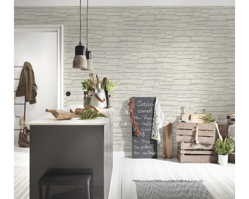 Helle Küche mit Mauer-Tapete, Kochinsel, Hängelampen und Dekorationen