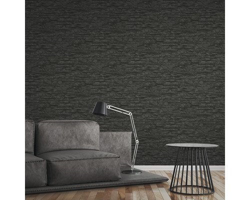 Wohnzimmer mit Sofa, Stehlampe, Beistelltisch und Steinoptik Tapete.