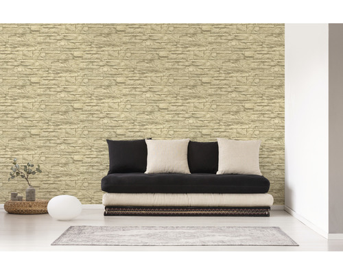 Intérieur avec papier peint aspect pierre, canapé et décoration