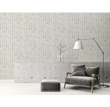 Wohnraum mit Betonwandtapete, Sessel und Stehlampe für eine moderne Einrichtung