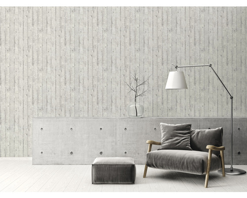 Wohnraum mit Betonwandtapete, Sessel und Stehlampe für eine moderne Einrichtung