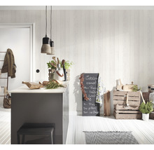Küchenszene mit Tafel, Holzkisten und Pendelleuchten