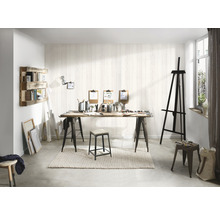 Helles Atelier mit Staffelei, Tisch mit Malutensilien und Holzregal