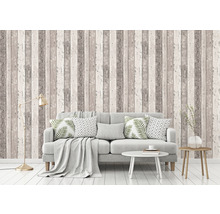 Wohnzimmer mit Holzoptik Tapete, Sofa und Tisch