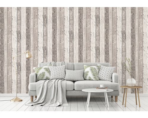 Wohnzimmer mit Holzoptik Tapete, Sofa und Tisch