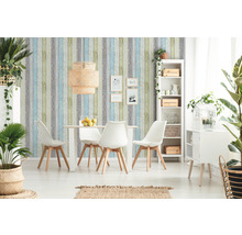 Esszimmer mit Holztapete, Esstisch und weißen Stühlen