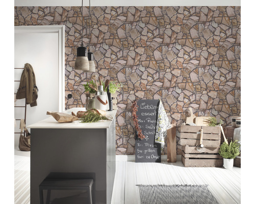 Helle Küche mit Steinwandtapete, Kochinsel und dekorativen Elementen.