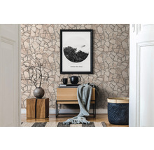 Intérieur avec papier peint imitation pierre, commode, décoration et tapis
