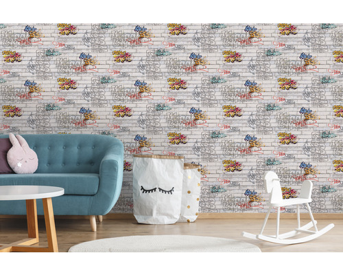 Salon avec canapé et papier peint mural style graffiti sur motif de briques