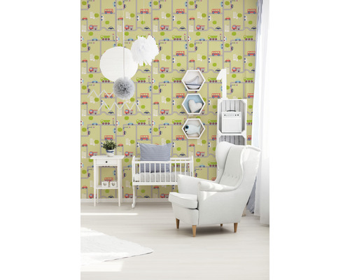 Une chambre d''enfant avec un papier peint représentant des routes et des véhicules, un lit d''enfant et un fauteuil.
