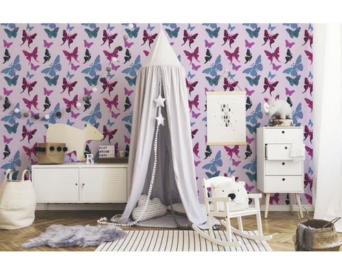 Chambre d''enfant avec papier peint à motif papillons, lit à baldaquin et meubles blancs