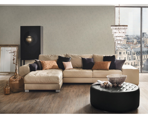 Salon avec canapé d''angle, pouf et décorations pour une atmosphère chaleureuse