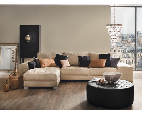 Wohnzimmer mit Ecksofa, Hocker, Schrank und Kronleuchter