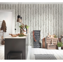 Helle Küche im Landhausstil mit Holzwandtapete, Kochinsel, Hocker und Dekoration