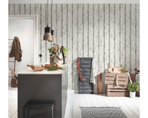 Cuisine claire de style campagnard avec papier peint mural en bois, îlot de cuisine, tabouret et décoration