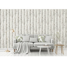 Wohnzimmer mit Tapete in Holzoptik, Sofa, Tisch und Stehlampe