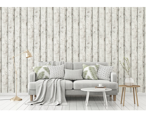 Salon avec papier peint imitation bois, canapé, table et lampadaire