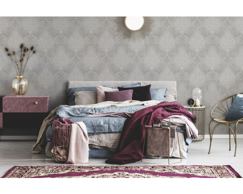 Schlafzimmer mit Tapete mit Ornamentmuster, Bett und Beistelltisch