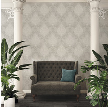 Klassisches Interieur mit Sofa, Säulen und gemusterter Tapete