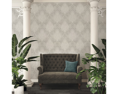 Klassisches Interieur mit Sofa, Säulen und gemusterter Tapete