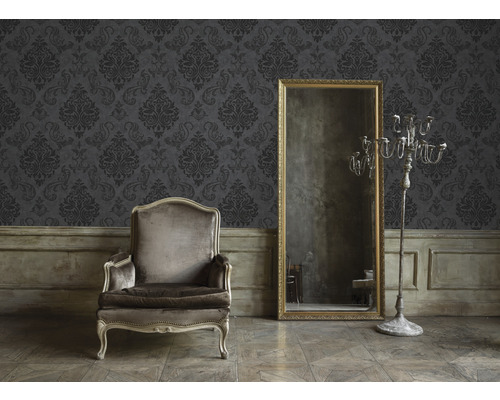 Papier peint baroque décoratif avec fauteuil, miroir et chandelier dans une pièce élégante