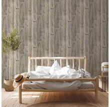 Chambre lumineuse avec papier peint mural en bois, lit et décorations.