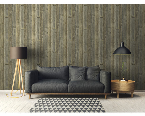 Salon avec canapé, lampe et papier peint imitation bois