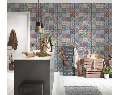 Küche mit Mosaikfliesen-Tapete, Kücheninsel und Dekoration