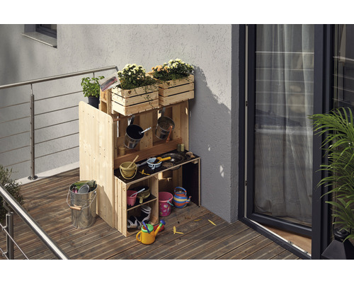 Cuisine de jeu pour enfants en bois avec accessoires sur un balcon