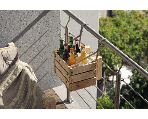 Caisse en bois avec boissons pour fixation sur le garde-corps du balcon