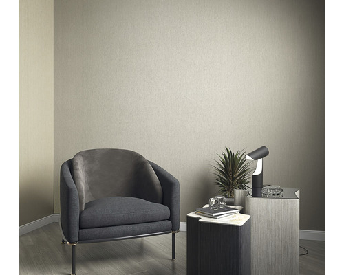 Idée d''aménagement avec fauteuil, table et lampe devant un mur uni