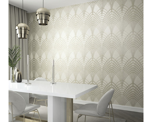Szene eines Esszimmers mit einer Wandtapete mit geometrischem Muster hinter einem weißen Esstisch.