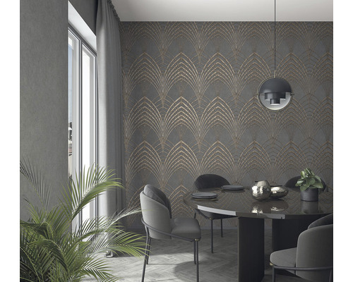 Esszimmer mit grauer Wandtapete mit Muster, Tisch und Stühlen