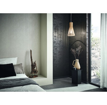 Schlafzimmer mit Bett, Nachttisch und Pendelleuchte