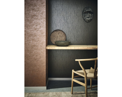 Pièce décorative avec papiers peints muraux, étagère en bois et chaise