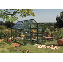 Serre avec plantes et meubles de jardin dans le jardin