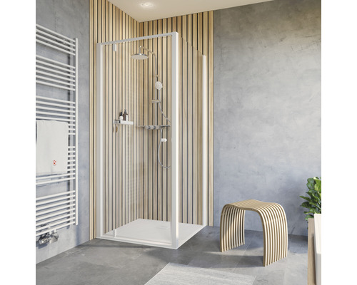 Begehbare Dusche mit Duschkopf und Brausethermostat in einem Badezimmer mit Heizkörper und Hocker