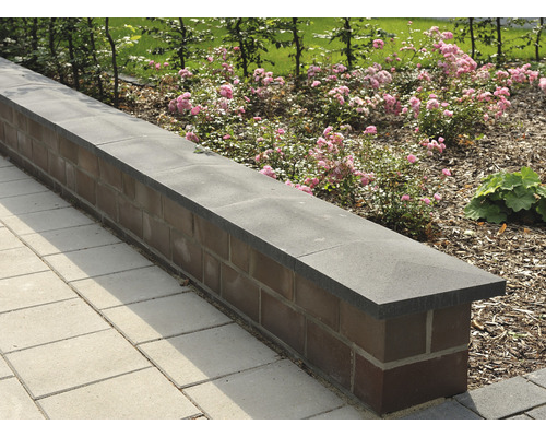 Gartenmauer aus Ziegeln mit Abdeckung und Pflanzbeet