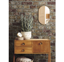 Dekoratives Interieur mit Kommode, Spiegel und Ziegelmuster Tapete
