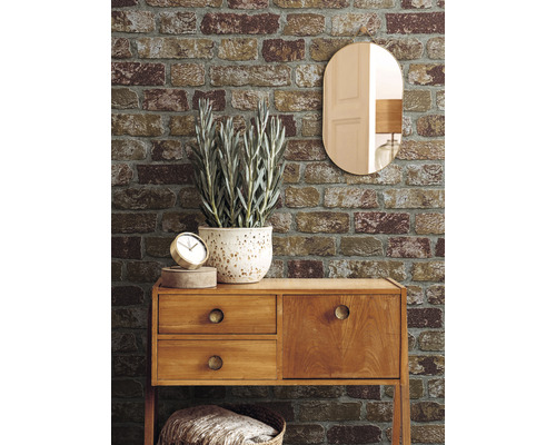 Dekoratives Interieur mit Kommode, Spiegel und Ziegelmuster Tapete