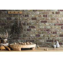 Wandgestaltung mit Mauerwerk Tapete, Dekoration und Holzelementen für eine gemütliche Atmosphäre.