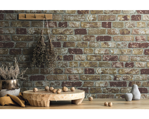 Wandgestaltung mit Mauerwerk Tapete, Dekoration und Holzelementen für eine gemütliche Atmosphäre.