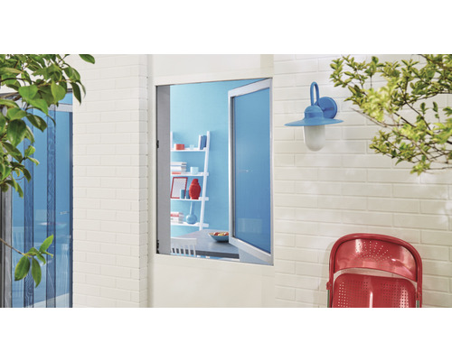 Aussenansicht eines Hauses mit Fenster und Aussenlampe.