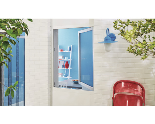 Aussenansicht eines Hauses mit Fenster, Wandleuchte und Stuhl