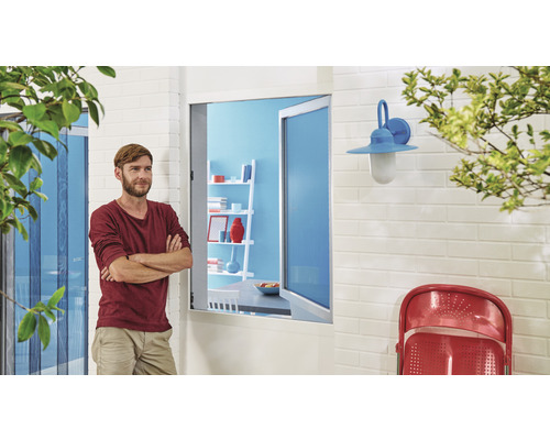 Mann steht vor einem Haus mit Insektenschutzgittertür und Aussenleuchte